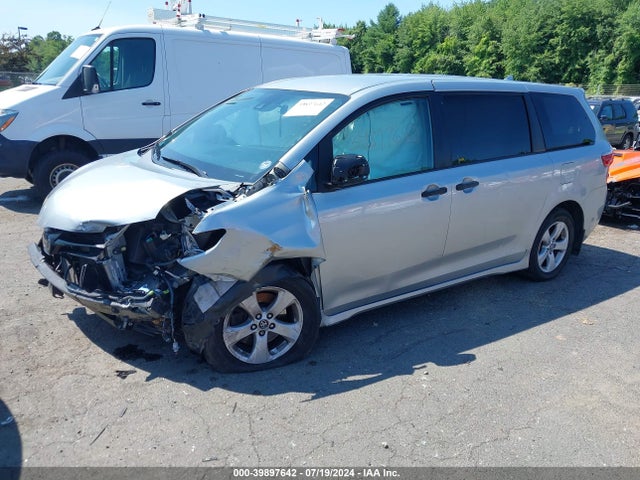 Toyota Sienna L 7 Passenger 2019 5TDZZ3DC4KS003826 Image 2