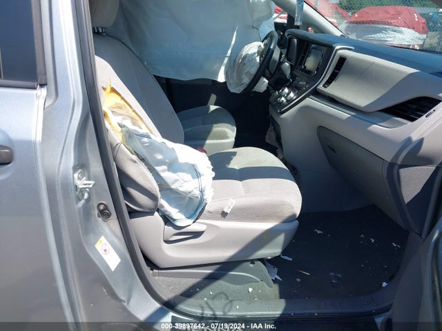 Toyota Sienna L 7 Passenger 2019 5TDZZ3DC4KS003826 Image 5