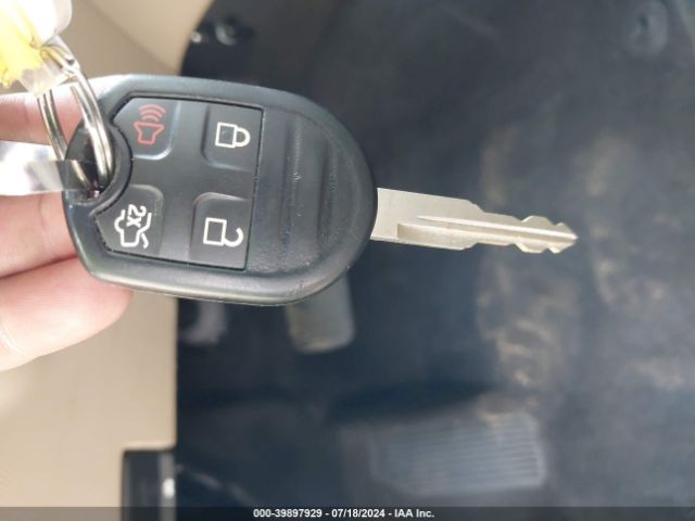 1FAHP2D87JG105661 Ford TAURUS SE