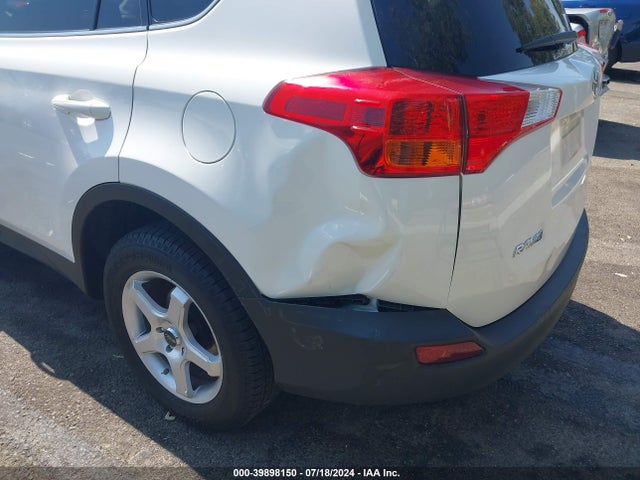 Toyota RAV4 LE 2015 JTMZFREV7FJ024488 Image 17