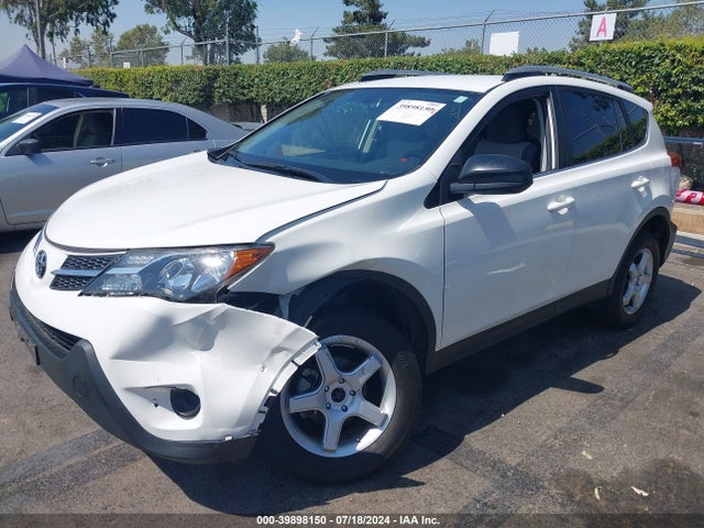 Toyota RAV4 LE 2015 JTMZFREV7FJ024488 Image 2