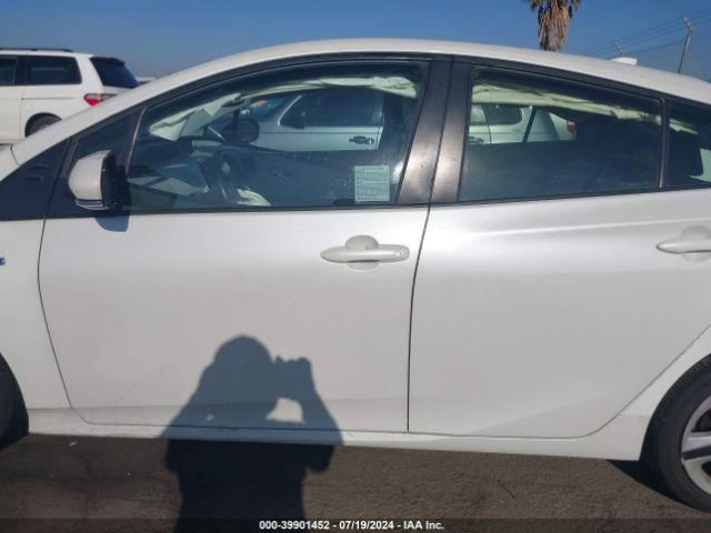 JTDKARFU8G3018842 Toyota Prius Four Touring