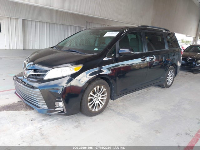Toyota Sienna Xle 8 Passenger 2018 5TDYZ3DC0JS916383 Image 2