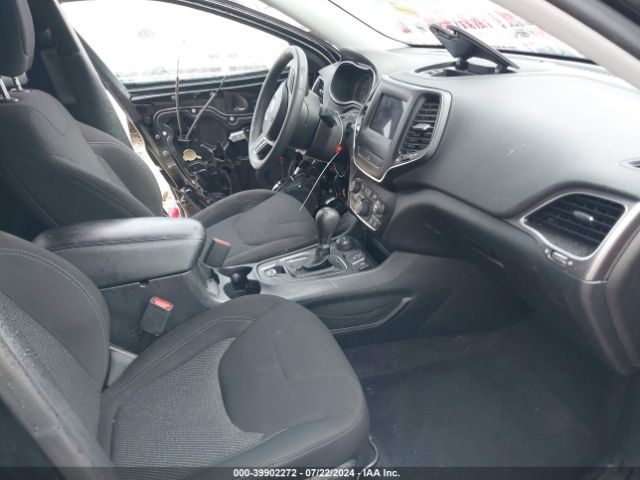 1C4PJMCBXKD413782 Jeep Cherokee Latitude 4x4