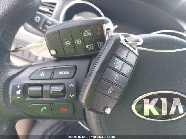 KIA SEDONA LX 2016 KNDMB5C14G6128844 Image 11