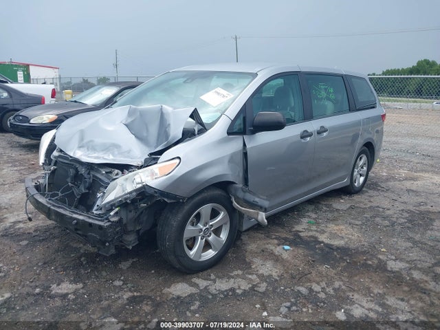 Toyota Sienna L 7 Passenger 2018 5TDZZ3DC5JS916934 Image 2