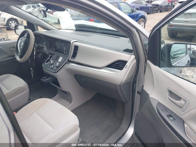 Toyota Sienna L 7 Passenger 2018 5TDZZ3DC5JS916934 Image 5