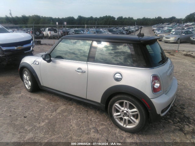2011 MINI COOPER S WMWSV3C51BTY12585 Photo 2