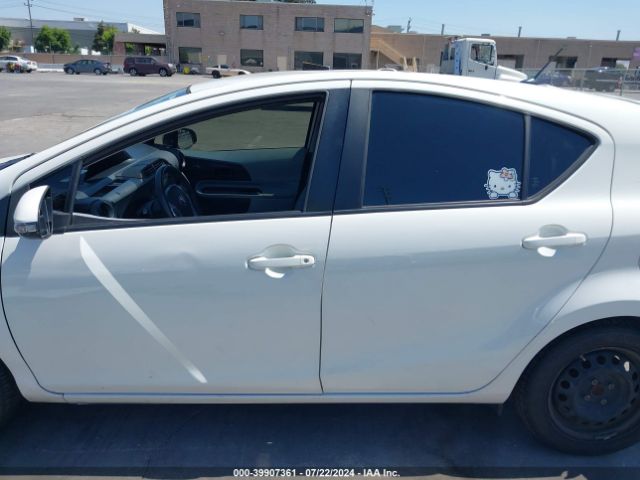 JTDKDTB34E1574429 Toyota Prius C One