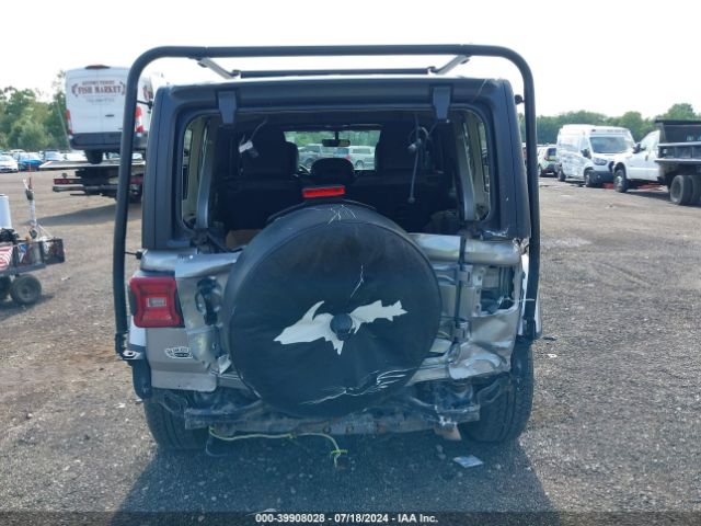 1C4HJXEG9JW101941 Jeep Wrangler Unlimited Sahara
