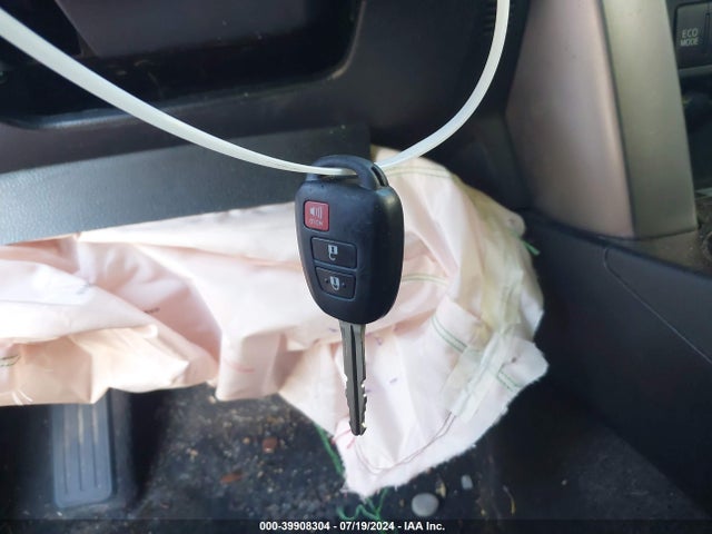 Toyota RAV4 LE 2017 JTMBFREV2HD200026 Image 11