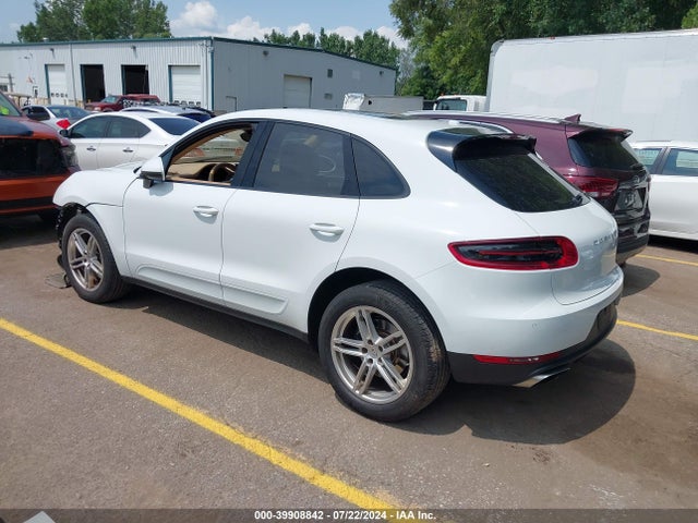 2017 PORSCHE MACAN WP1AA2A52HLB05932 Photo 2