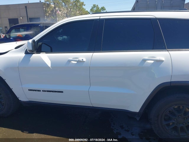 1C4RJEAG2JC311958 Jeep Grand Cherokee Laredo 4x2