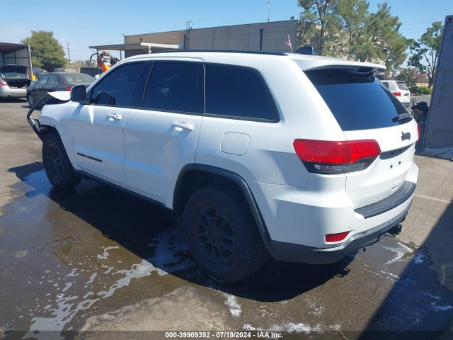 1C4RJEAG2JC311958 Jeep Grand Cherokee Laredo 4x2