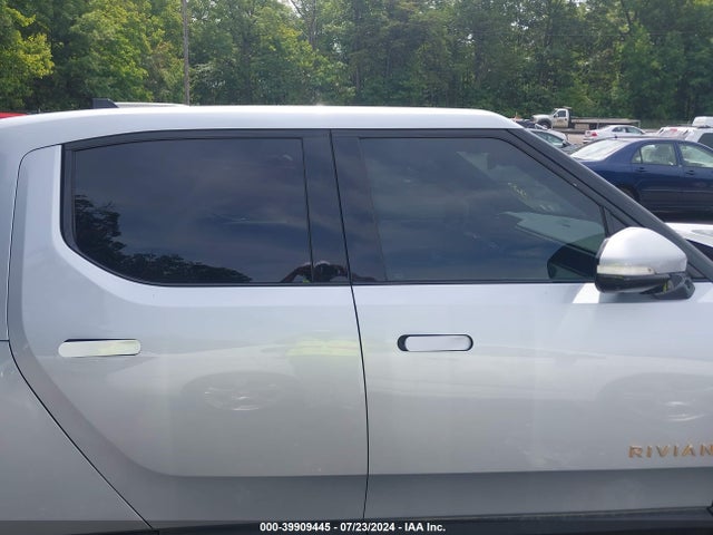 Rivian R1t Adventure 2022 7FCTGAAA5NN016933 Image 13