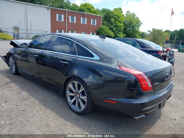 2017 JAGUAR XJ SAJWJ2GD7H8W09452 Photo 2