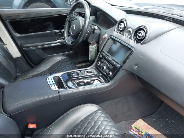 2017 JAGUAR XJ SAJWJ2GD7H8W09452 Photo 4