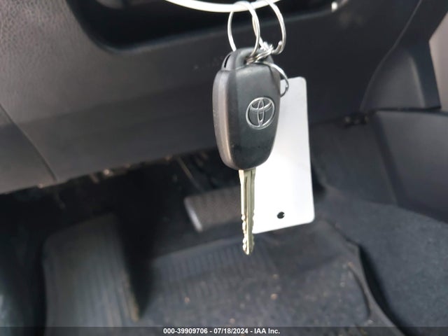 Toyota RAV4 LE 2018 JTMZFREV8JJ735870 Image 11