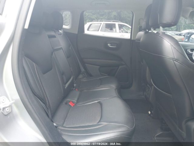 3C4NJCBB8JT233731 Jeep Compass Latitude Fwd