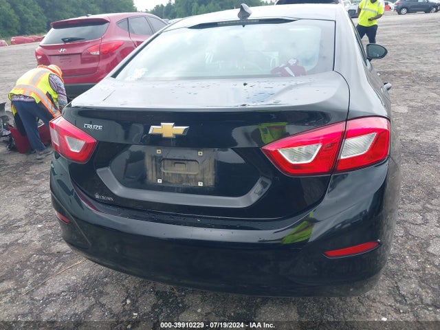 39910229 :رقم المزاد ، 1G1BC5SM5J7214786 vin ، 2018 Chevrolet Cruze Ls Auto مزاد بيع
