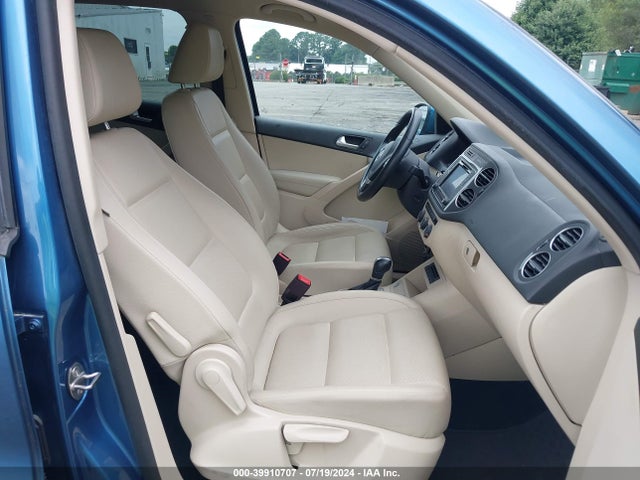 WVGAV7AX4HK038580 Volkswagen Tiguan