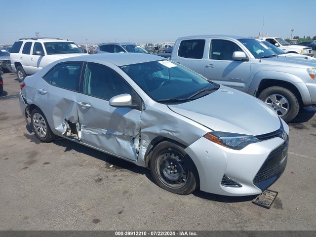 Toyota COROLLA LE 2018 2T1BURHEXJC013380 main image