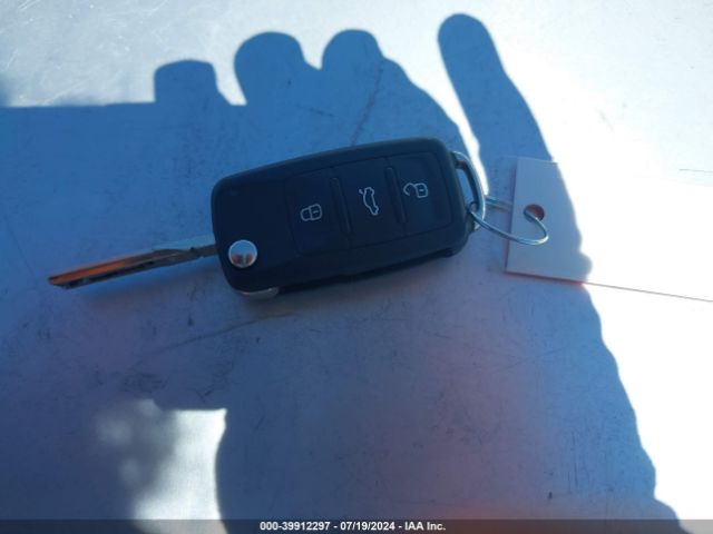 1VWAT7A37GC045147 Volkswagen Passat 1.8t S
