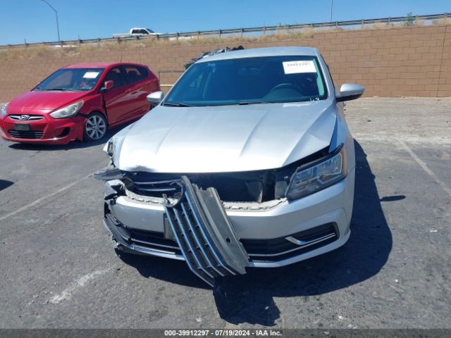 1VWAT7A37GC045147 Volkswagen Passat 1.8t S