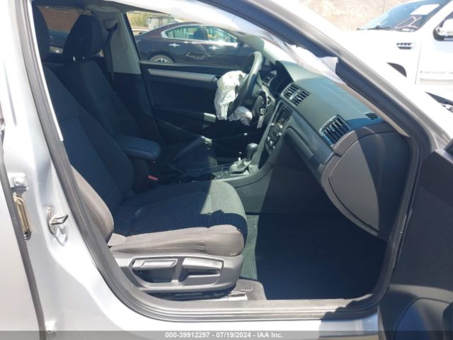 1VWAT7A37GC045147 Volkswagen Passat 1.8t S