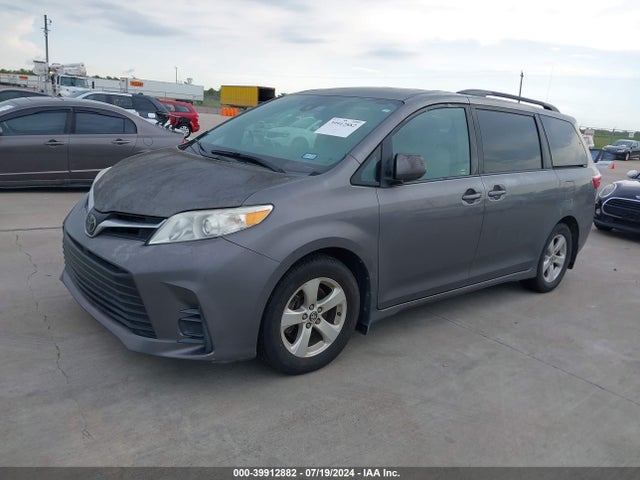 Toyota Sienna Le 8 Passenger 2018 5TDKZ3DC6JS959714 Image 2