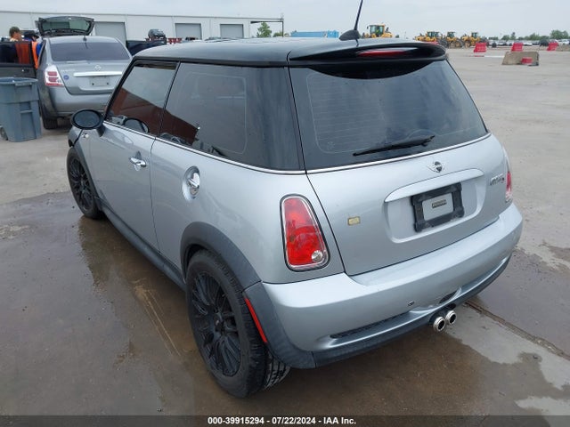 2006 MINI COOPER S WMWRE335X6TJ33497 Photo 2