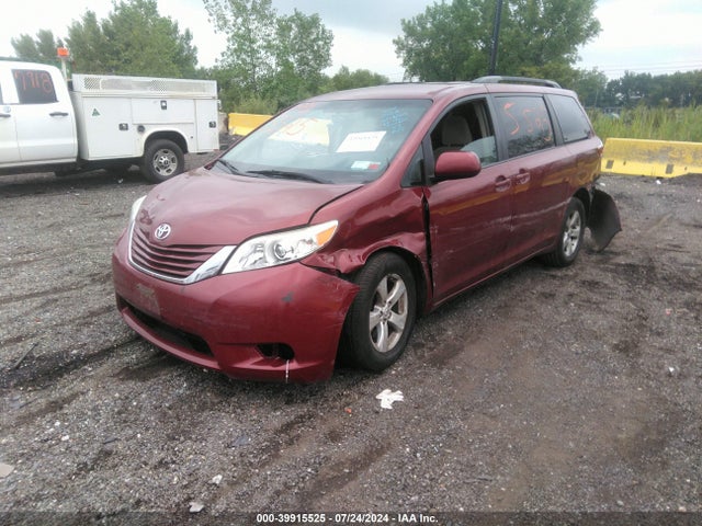 Toyota Sienna Le 8 Passenger 2017 5TDKZ3DC2HS782766 Image 2