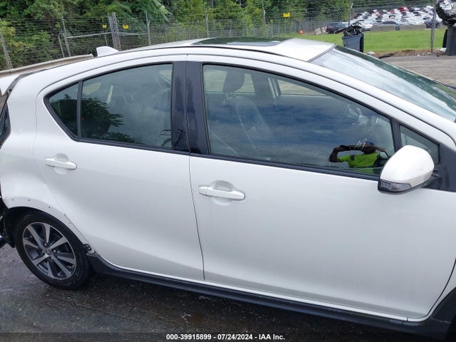 Toyota Prius C Four 2018 JTDKDTB31J1612094 Image 13