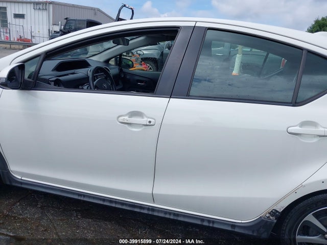 Toyota Prius C Four 2018 JTDKDTB31J1612094 Image 14