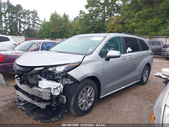 Toyota SIENNA XLE 2024 5TDYRKEC0RS205478 Image 2