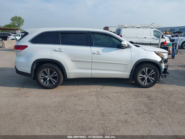 Toyota Highlander Le 2018 5TDZARFH3JS033031 Image 14