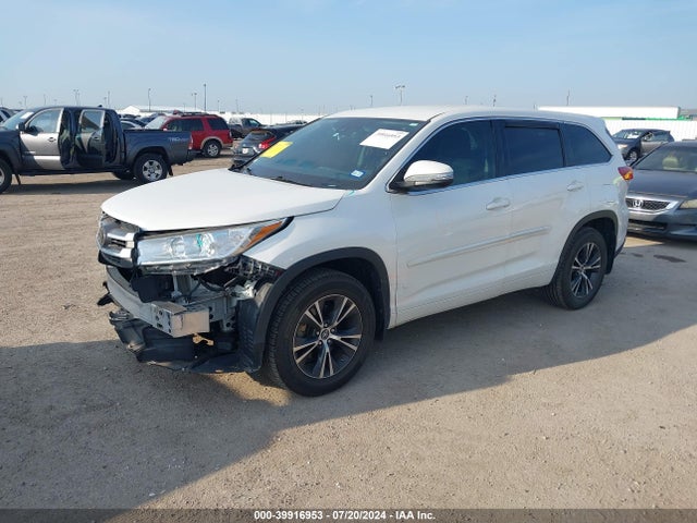 Toyota Highlander Le 2018 5TDZARFH3JS033031 Image 2