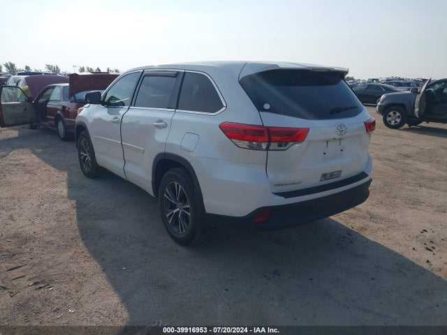 Toyota Highlander Le 2018 5TDZARFH3JS033031 Image 3