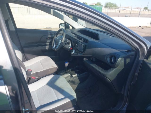 JTDKDTB33F1112218 Toyota Prius C One
