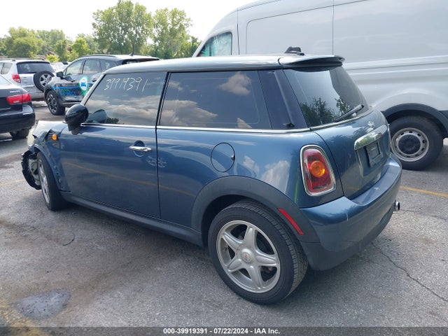 2009 MINI COOPER WMWMF335X9TU73566 Photo 2