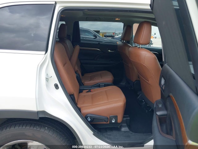 Toyota Highlander Limited Platinum 2018 5TDYZRFH4JS262354 Image 8