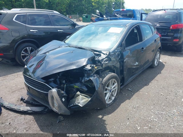 Ford FOCUS SE 2018 1FADP3K21JL234800 Image 2