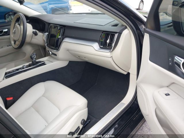 7JRA22TK4KG015233 Volvo S60 T6 Momentum
