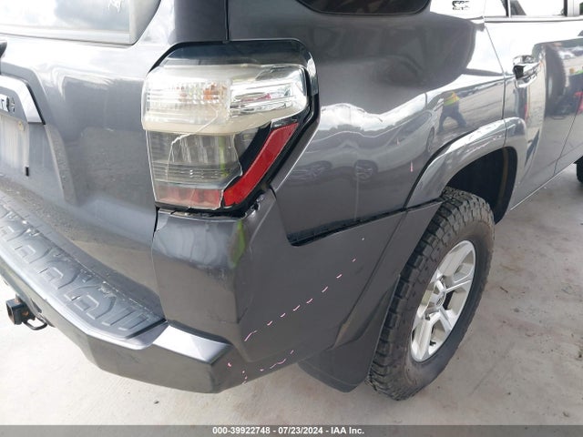 Toyota 4RUNNER SR5 2022 JTEEU5JR5N5251879 Image 18