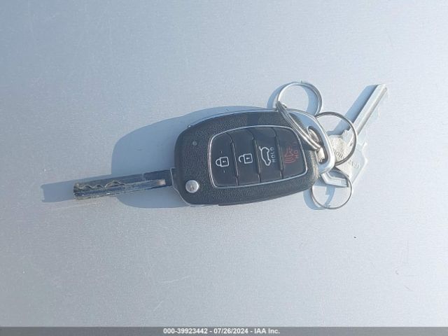 KM8SMDHF3HU217121 Hyundai Santa Fe Se