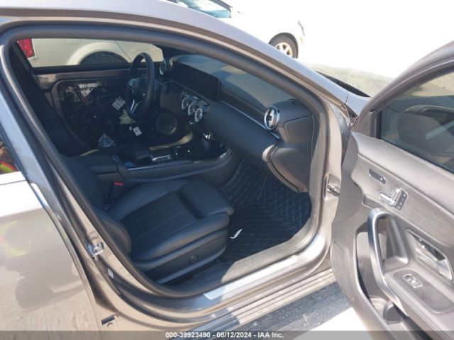 W1K3G4FB4NJ338145 Mercedes-Benz A 220 4matic