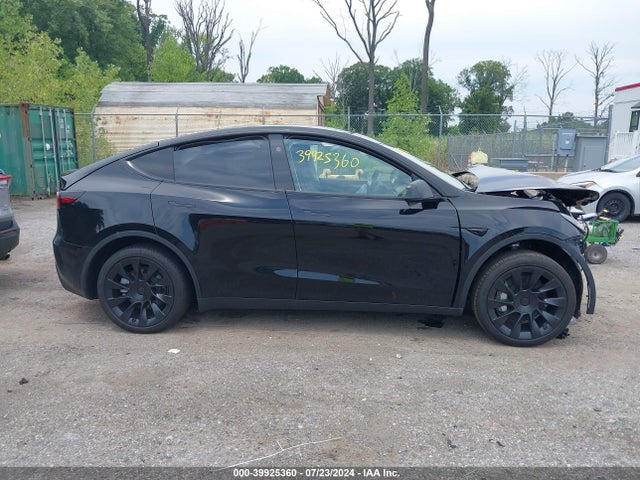 Tesla Model Y 2024 7SAYGDED1RF057360 Image 12