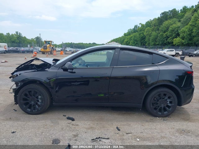 Tesla Model Y 2024 7SAYGDED1RF057360 Image 13