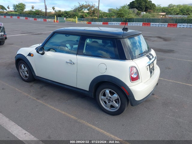 2011 MINI COOPER WMWSU3C52BT183910 Photo 2