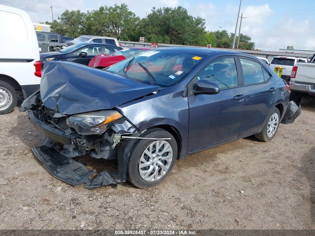 Toyota COROLLA LE 2018 5YFBURHE6JP816994 Image 2